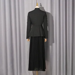 Rückansicht des eleganten schwarzen zweiteiligen Kleidersets mit Faltenrock und Strassdetails.