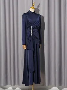 Elegantes dunkelblaues langärmliges Kleid mit unregelmäßigem Saum und funkelndem Strass