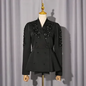 Detailansicht eines eleganten schwarzen Blazers mit feinen Pailletten und Federbesatz