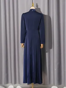 Elegantes dunkelblaues Satin-Maxikleid mit langen Ärmeln, Stehkragen und Rückenreißverschluss.