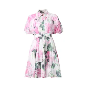 Detaillierte Ansicht des floralen Musters, der Puffärmel und des Taillenband-Designs
