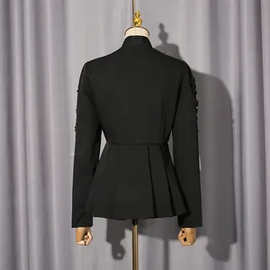 Detaillierte Rückansicht eines eleganten schwarzen Schößchen-Blazers mit Strassdetails