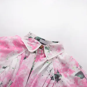 Detaillierte Nahaufnahme des Kragens eines rosa Aquarell-Blumenkleides
