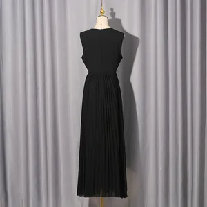 Detailansicht der Rückseite eines eleganten schwarzen ärmellosen plissierten Maxikleides