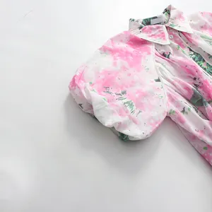 Nahaufnahme des rosa Blumendrucks und der Puffärmel an diesem stilvollen A-Linien-Sommerkleid