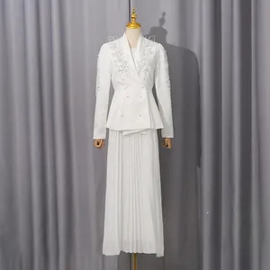 Elegantes weißes zweiteiliges Rock-Set mit strassbesetztem Blazer und plissiertem Rock