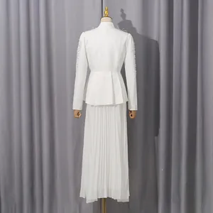 Rückansicht eines eleganten weißen zweiteiligen Anzugs mit Faltenrock und Perlen