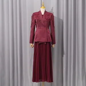 Elegantes weinrotes zweiteiliges Set mit perlenbesetztem Blazer und langem Plissee-Maxirock.