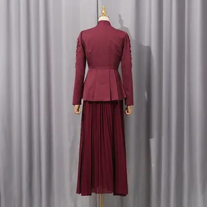 Rückansicht eines eleganten bordeauxroten zweiteiligen Plissee-Rock-Anzugs für Damen