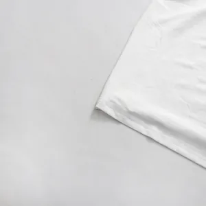 Nahaufnahme zeigt die saubere Naht und die Stoffstruktur eines weißen Kleidsaums