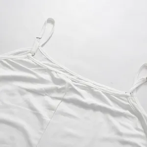 Detailaufnahme eines weißen Camisole-Oberteils mit verstellbaren Spaghettiträgern
