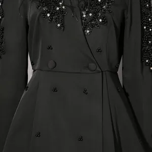 Detailansicht der schwarzen eleganten Jacke mit Spitzenstickerei und Strasssteinen
