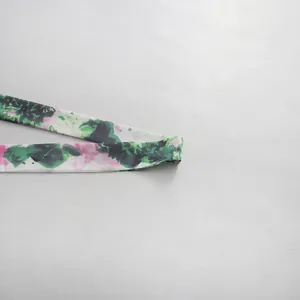Detailansicht des grün-pinkfarbenen abstrakten Blumenmuster-Gürtels für das Sommerkleid