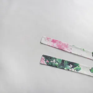 Nahaufnahme des eleganten Taillenbandes mit Blumendruck für ein koreanisches Kleid