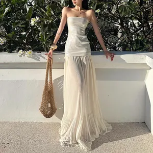 Elegante vestido de playa palabra de honor con corpiño de lentejuelas y falda de malla.