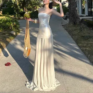 Elegante vestido de playa blanco palabra de honor con corpiño brillante y falda plisada
