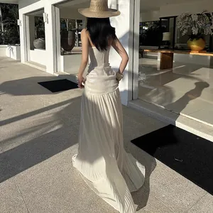 Elegante vista trasera de vestido largo blanco de palabra de honor con falda plisada