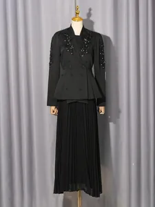 Elegantes schwarzes zweiteiliges Rock-Set mit Strass und Federn für den Frühling