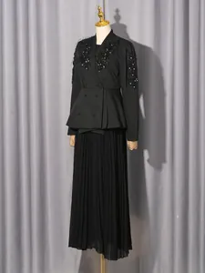 Elegantes zweiteiliges schwarzes Rock-Set mit luxuriösen Strass- und Federdetails für Damen