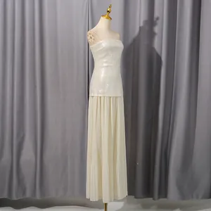 Detalle de perfil lateral que muestra el elegante corpiño de lentejuelas y falda