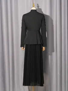 Elegantes schwarzes Zweiteiler-Set mit Schößchenjacke, Strasssteinen und Plissee-Rock.