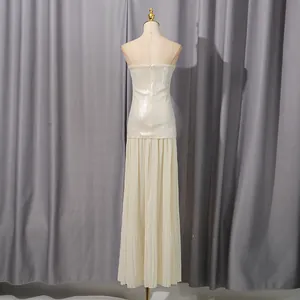Vista trasera de un vestido largo blanco con lentejuelas y falda plisada de malla