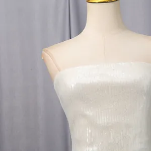 Vista detallada de un vestido elegante palabra de honor con lentejuelas para verano