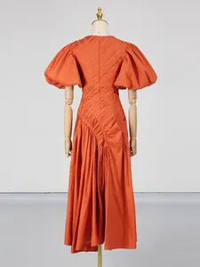 Elegante abito midi arancione in stile francese con maniche a sbuffo e vita a pieghe.