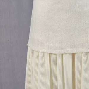 Detalle de tela de lentejuelas brillantes con malla plisada elegante en un vestido