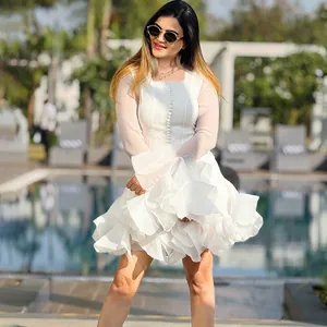 Vista detallada de un vestido blanco elegante con cuello cuadrado y volantes chic