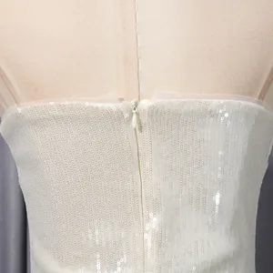 Detalle de primer plano de vestido largo blanco de lentejuelas con una cremallera
