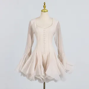 Vista detallada de un elegante vestido corto beige de manga larga con volantes y cuello cuadrado