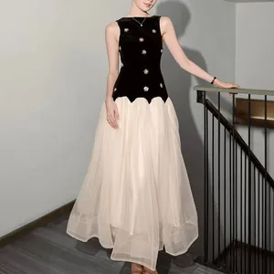 Elegante mouwloze jurk met een fluwelen top met kralen en een lange tule rok