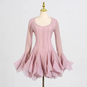 Vista frontal de vestido rosa con cuello cuadrado, volantes y botones detalle