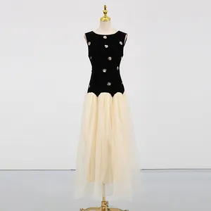 Elegante mouwloze jurk met zwart kralenlijfje en vloeiende crème tule rok voor dames.