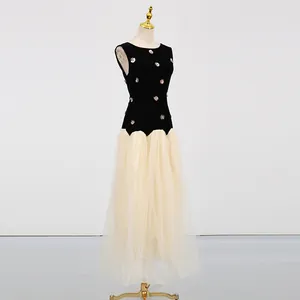 Volledig aanzicht van een elegante jurk met lijfje van fluweel en een lange tulen rok