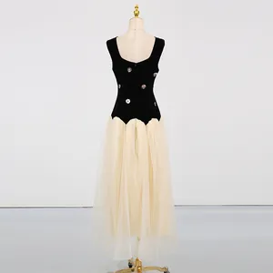 Achteraanzicht van elegante mouwloze jurk met kralen lijfje en crème tule rok