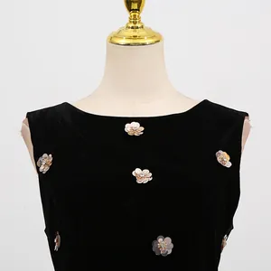 Detail van een elegante zwarte fluwelen jurk met fijne geborduurde bloemen pailletten