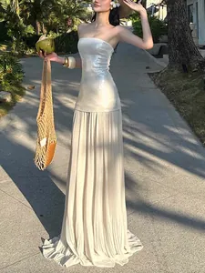 Elegante vestido maxi palabra de honor con lentejuelas blancas para playa y verano chic
