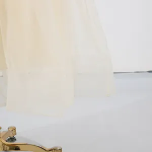 Close-up detail van elegante beige mesh rokzoom met delicate stoftextuur en afwerking