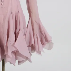 Detalle del dobladillo con volantes escalonados y mangas acampanadas en rosa