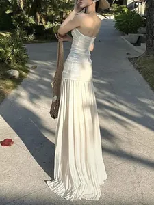 Elegante vestido largo blanco sin tirantes con falda plisada para vacaciones de verano.