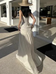 Elegante vestido largo blanco de playa palabra de honor con patchwork de malla y falda plisada