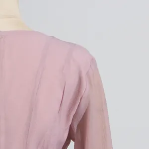 Detalle de un vestido de verano de gasa rosa que muestra la textura y costuras