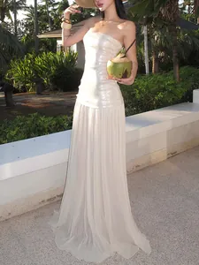 Elegante vestido largo palabra de honor blanco con retazos de malla de lentejuelas