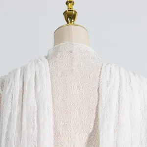 Elegante Nahaufnahme von weißem Blumen-Spitzenstoff an einem romantischen Netzkleid