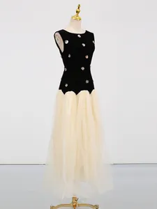 Elegante mouwloze maxi-jurk met een kralen fluwelen lijfje en crème tule rok.