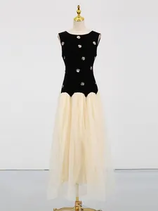Elegante mouwloze maxi-jurk van zwart fluweel en crèmekleurige tule met bloemenborduursel