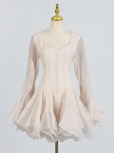 Elegante vestido beige con volantes, escote cuadrado y botones para moda de verano