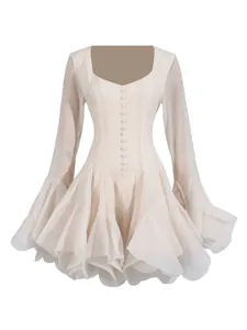 Elegante vestido corto crema con escote cuadrado y mangas de campana largas